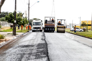Ulisses Maia anuncia asfalto novo para ruas de Maringá