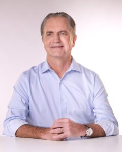 Retrato do candidato a deputado estadual Ulisses Maia para a campanha de 2026.
